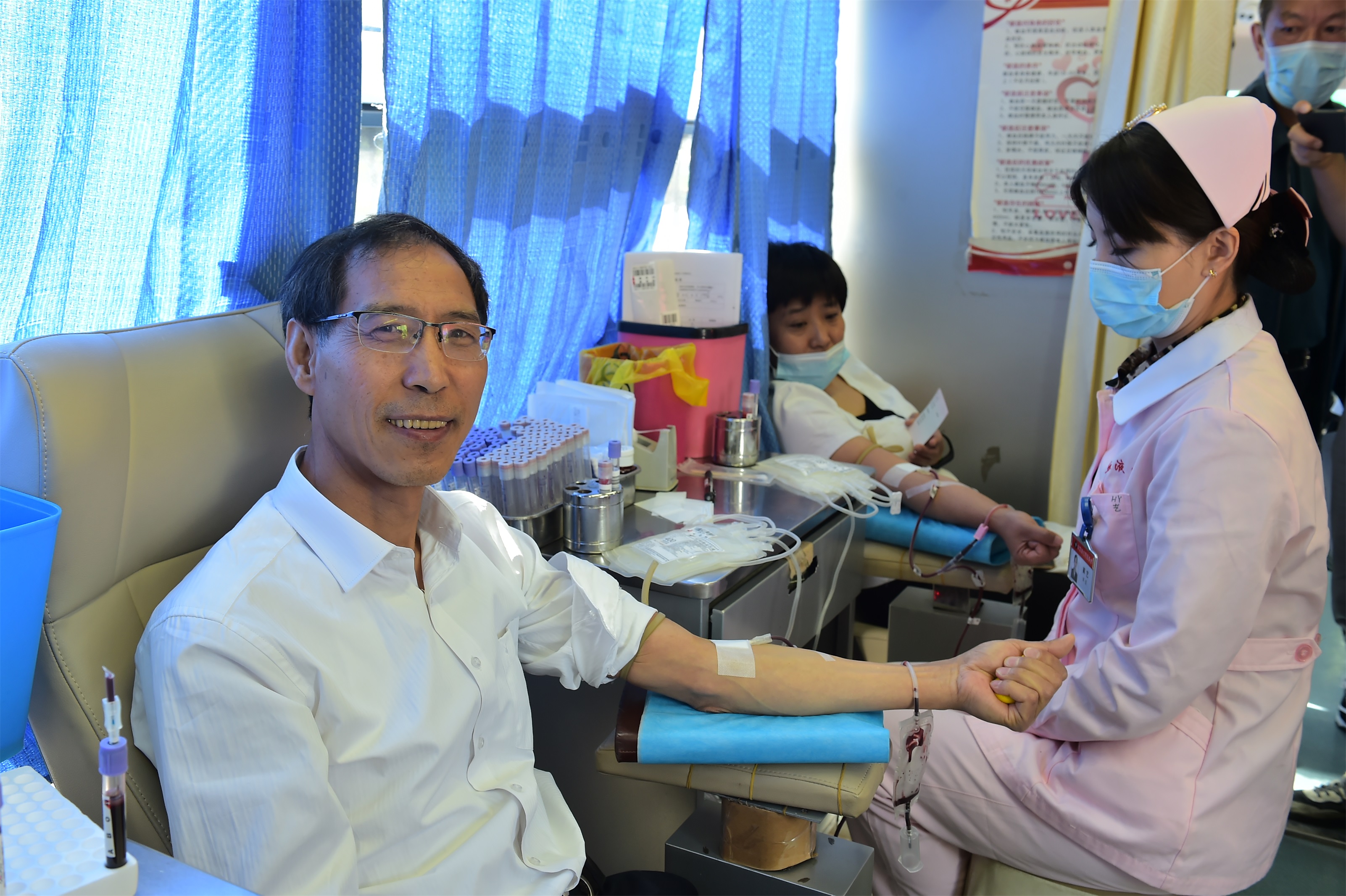 完美爱心人士代表参与无偿献血.JPG